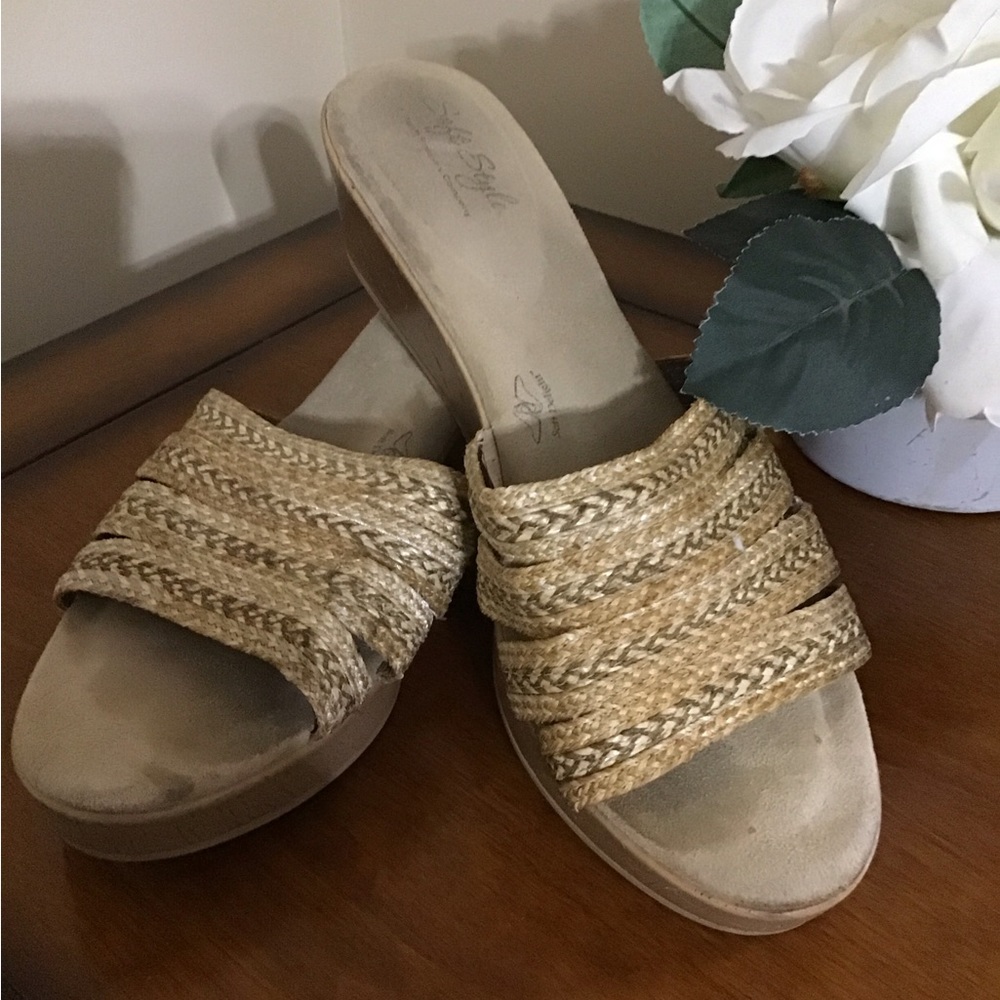 Women’s size 10 soft style, soft delight, slip on wedge heeled sandal R